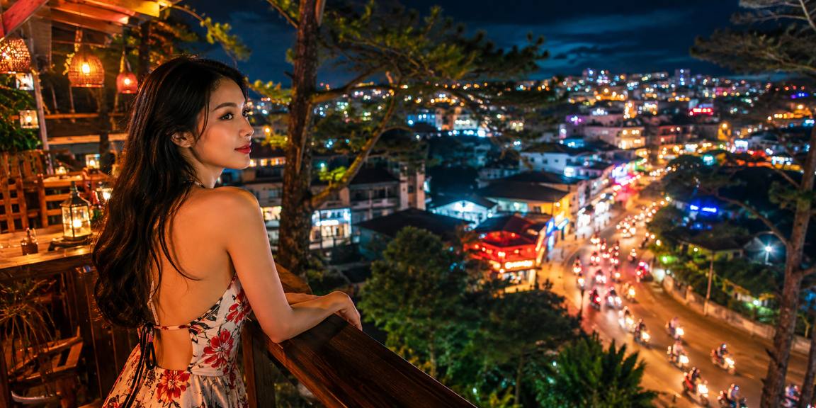 0k365 Biểu tượng rồng vàng phủ cả cột dọc